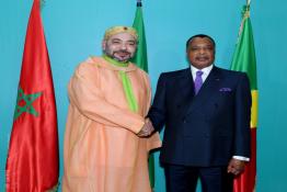 Image du Maroc Professionnelle de  Arrivée de Sa Majesté le Roi Mohammed VI à Brazzaville pour participer au 1er  Sommet des Chefs d'Etat et de gouvernement de la Commission Climat et du Fonds Bleu du Bassin du Congo. Samedi 28 Avril 2018, Le souverain a été accueillit par Denis Sassou NíGuesso, président de la république du Congo. (Photo/ SPPR) via Jalilbounhar.com
 